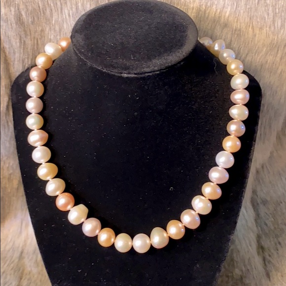 Jewelry - Cultured freshwater pearl necklace